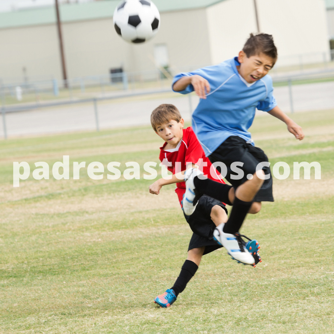 Niño golpeado por un balón.