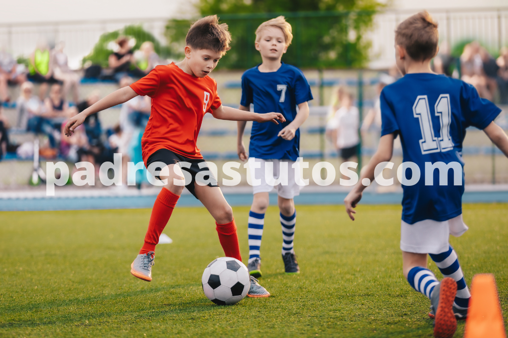Niño haciendo fintas de fútbol.