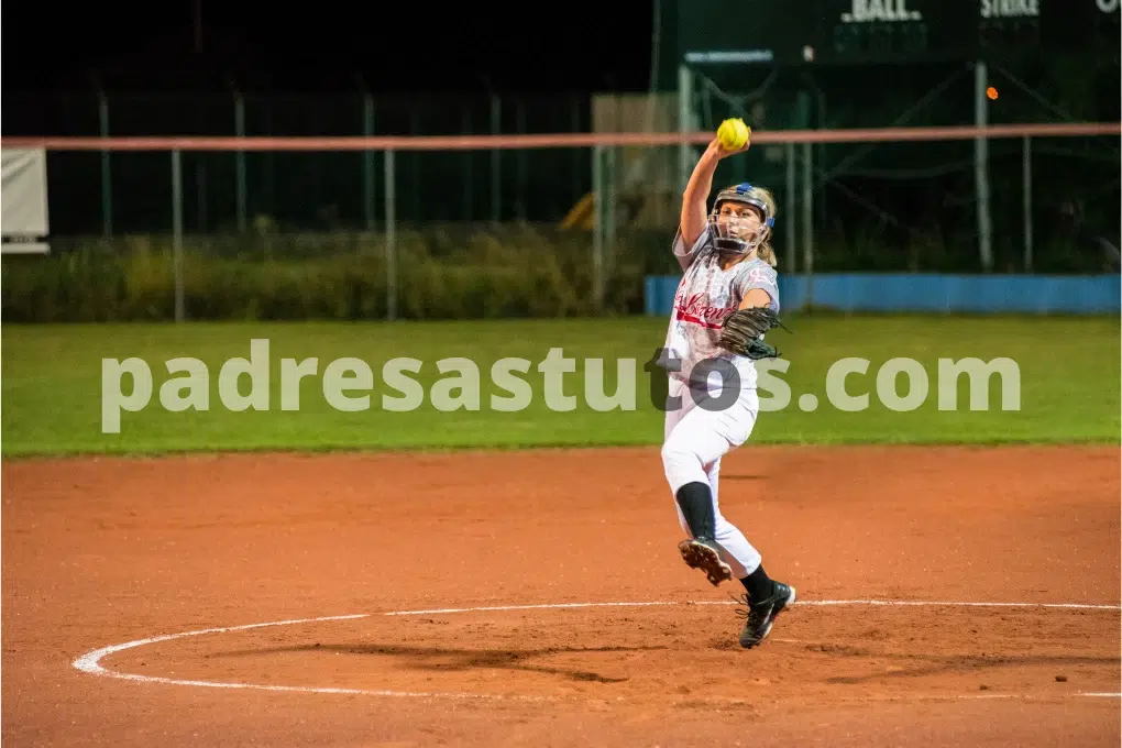 Jugadora de sóftbol realizando un lanzamiento de bola.