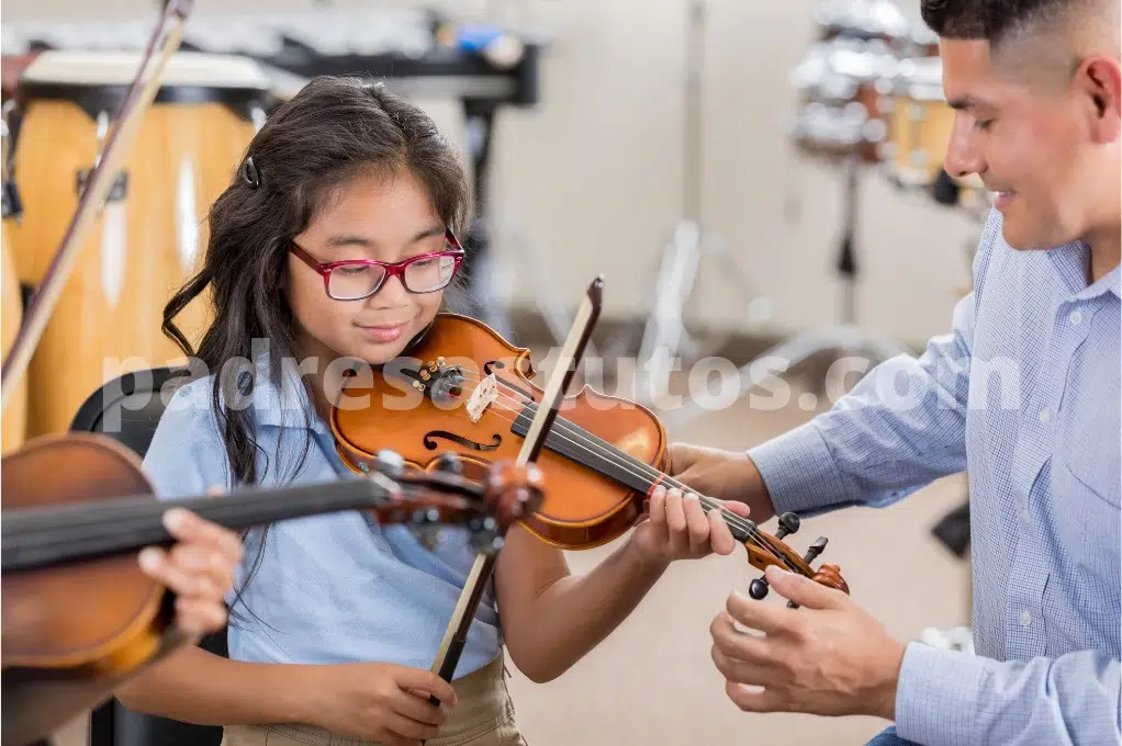 Enseñando a una niña a tocar el violín.