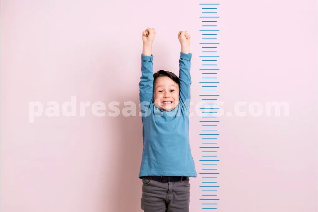 Midiendo la estatura de un niño.