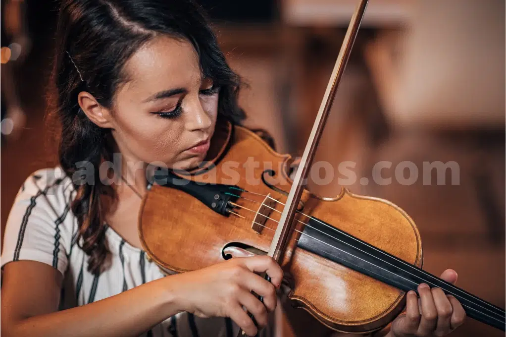 Mujer tocando el violín.