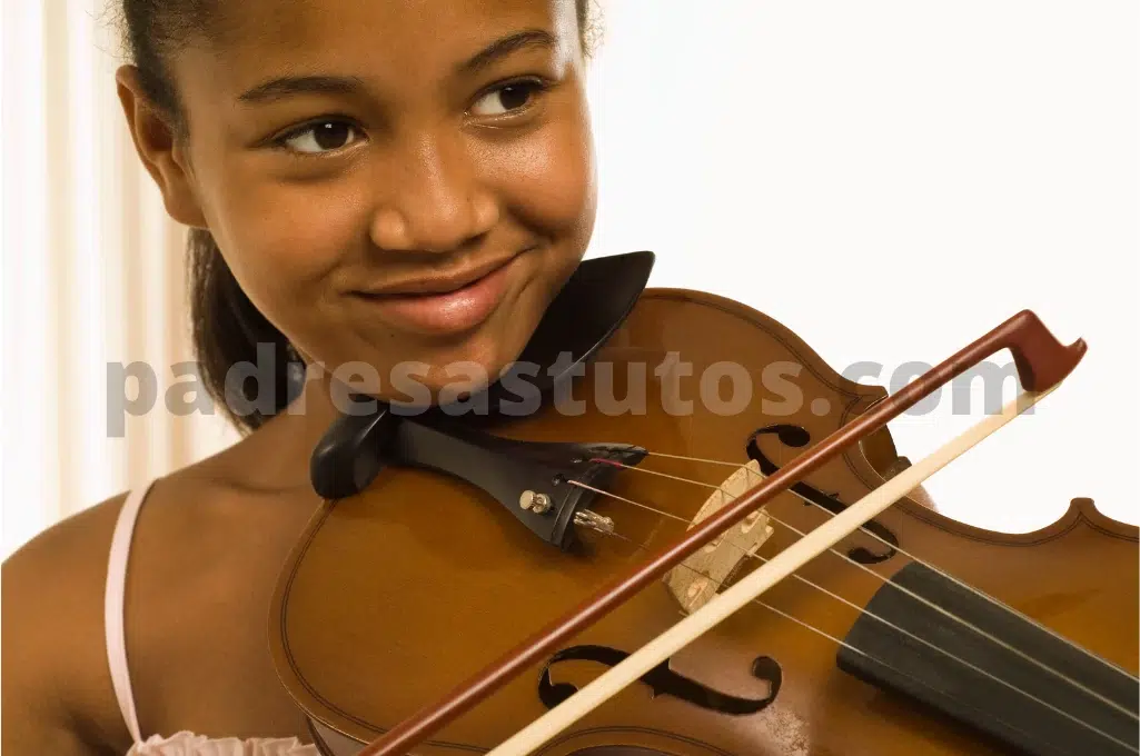 Niña tocando el violín.