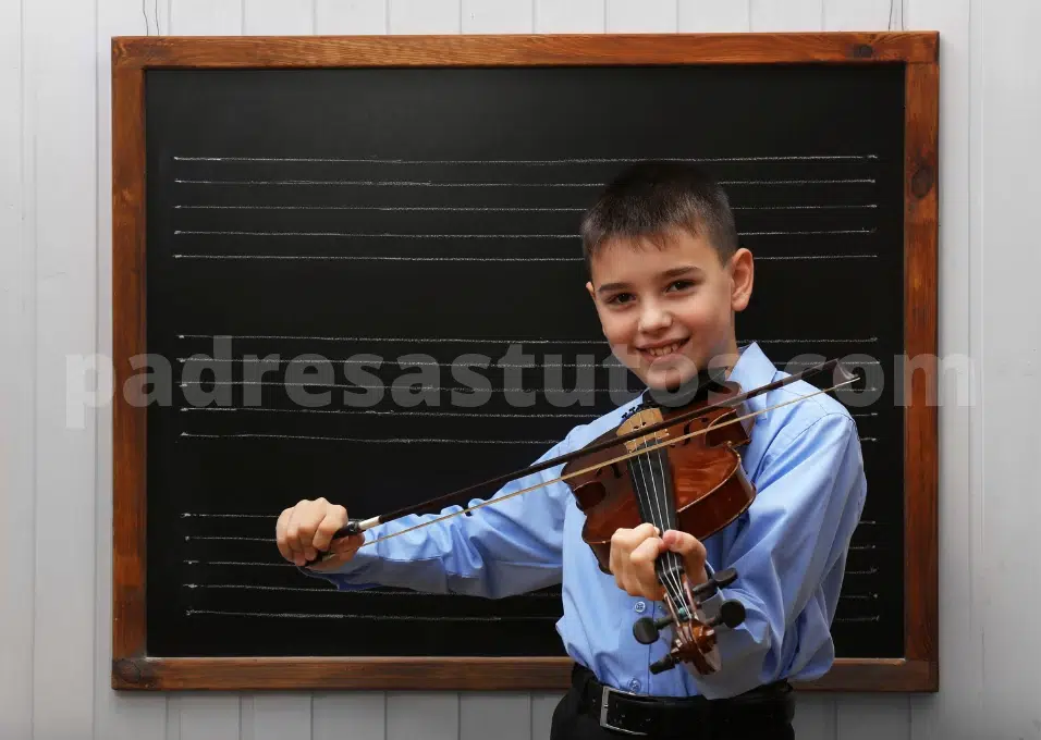 Niño tocando el violín.