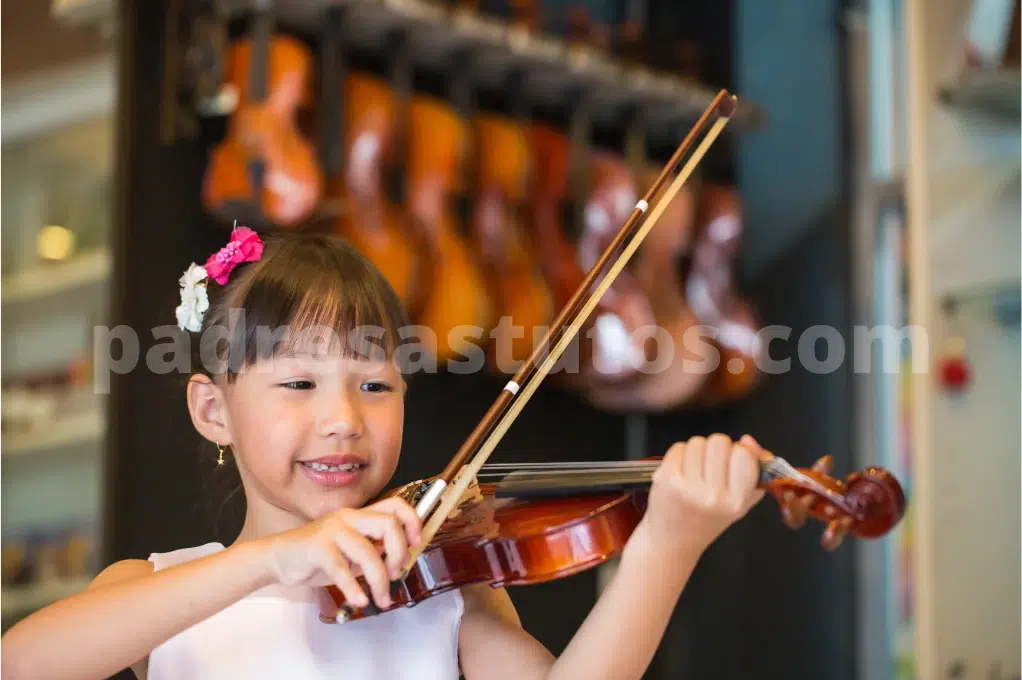 Probando un violín en la tienda de música.
